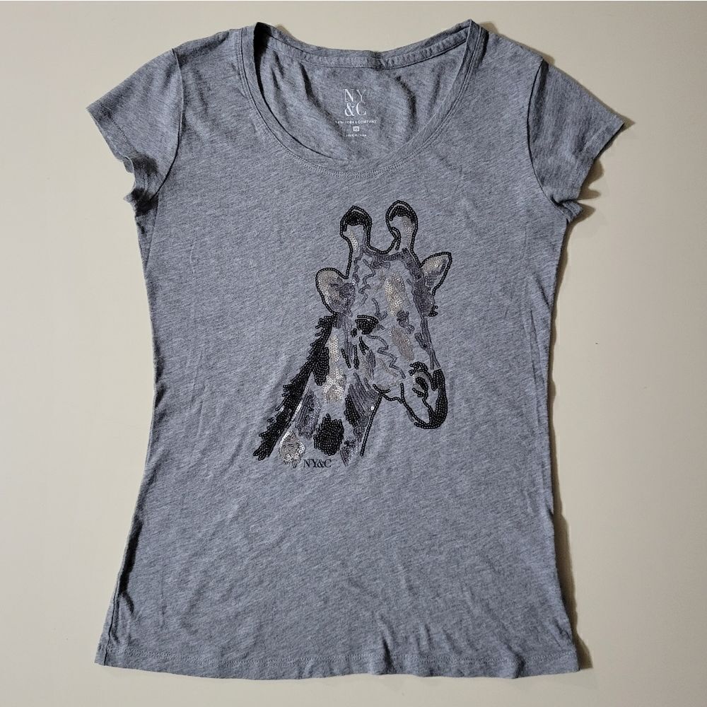 New York & Company Gray Scoop-neck Sequin Giraffe Front Design Short Sleeve Tee
